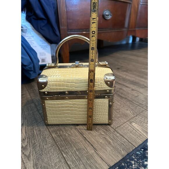 Borsa Bella Women's Cream & Gold Tone Trim Leather Train Box Bag - Picture 7 of 13